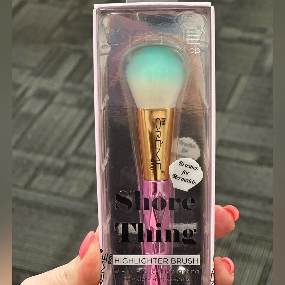 The Crème Shop “Shore Thing” Highlighter Brush – Mermaid Collection ✨🌊